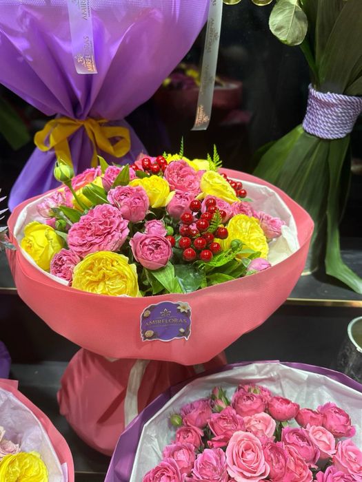 Buket gullar bargli savatli atirgul