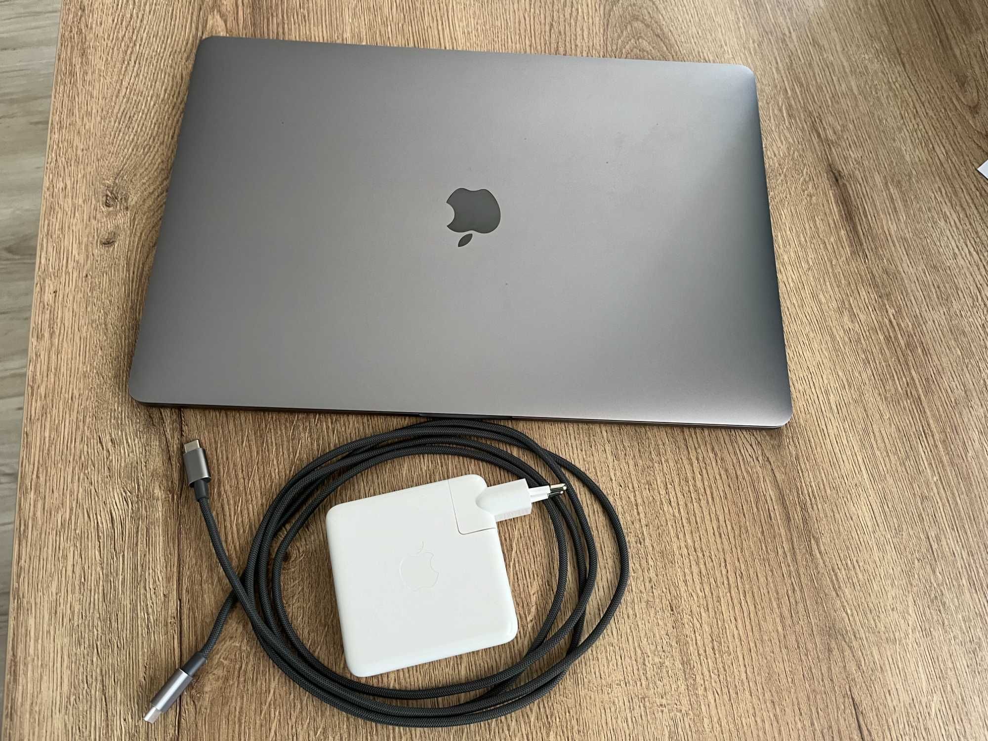 MacBook Pro (15,4-инчов, 2019), i9, 32GB, 1GB SSD