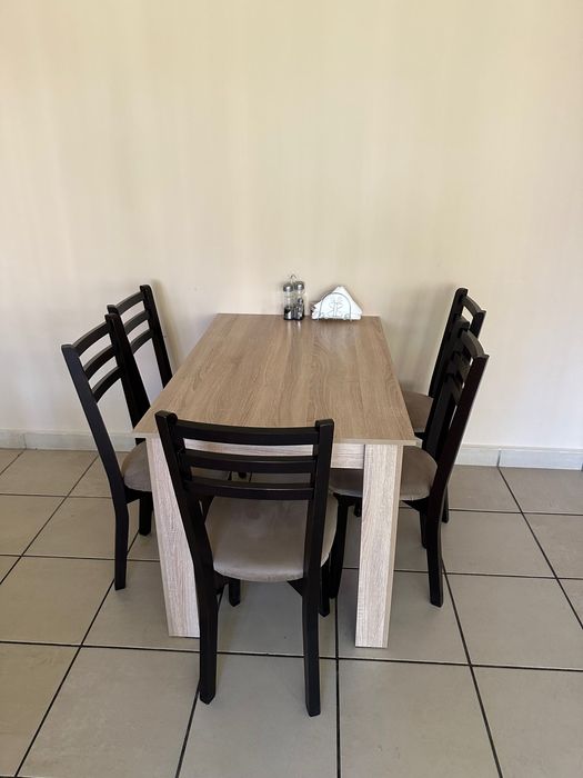 Общо 4 маси и 16 столи има, Масите са закупени чисто нов от Виденов