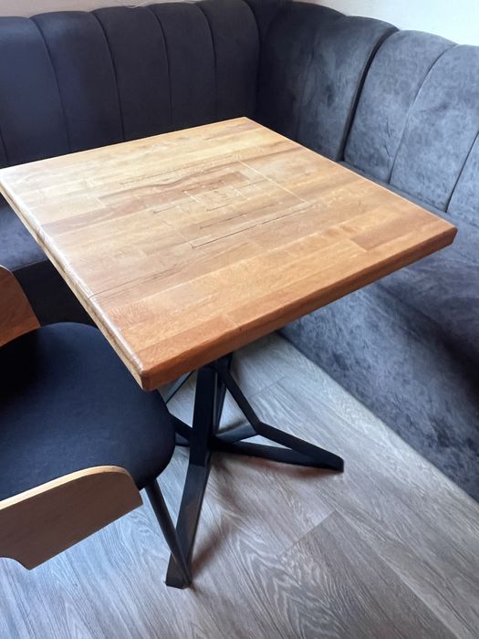 Mese cu picior metalic