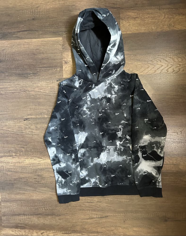 Горнище на Nike.