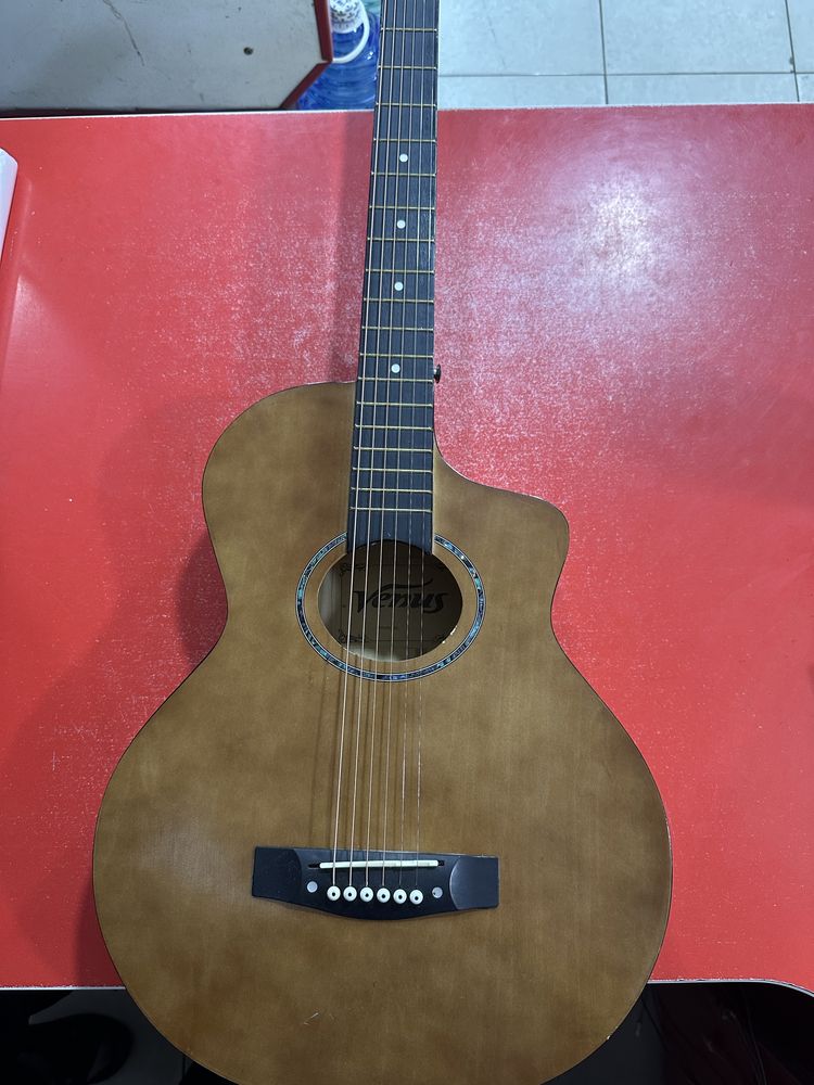 Venus gitara sotiladi srochniy!!!