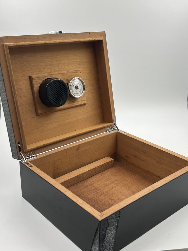 Colibri Carbon Fiber And Piano Black  Humidor ХУМИДОР
