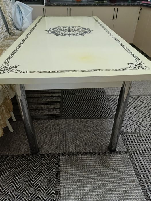 Срочно продам кухонный стол