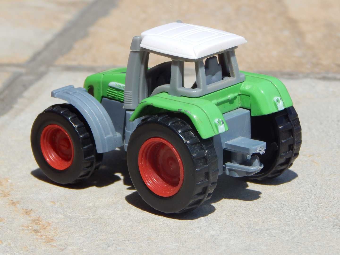 Macheta tractor agricol ferma Truck 928 scara 1:72
