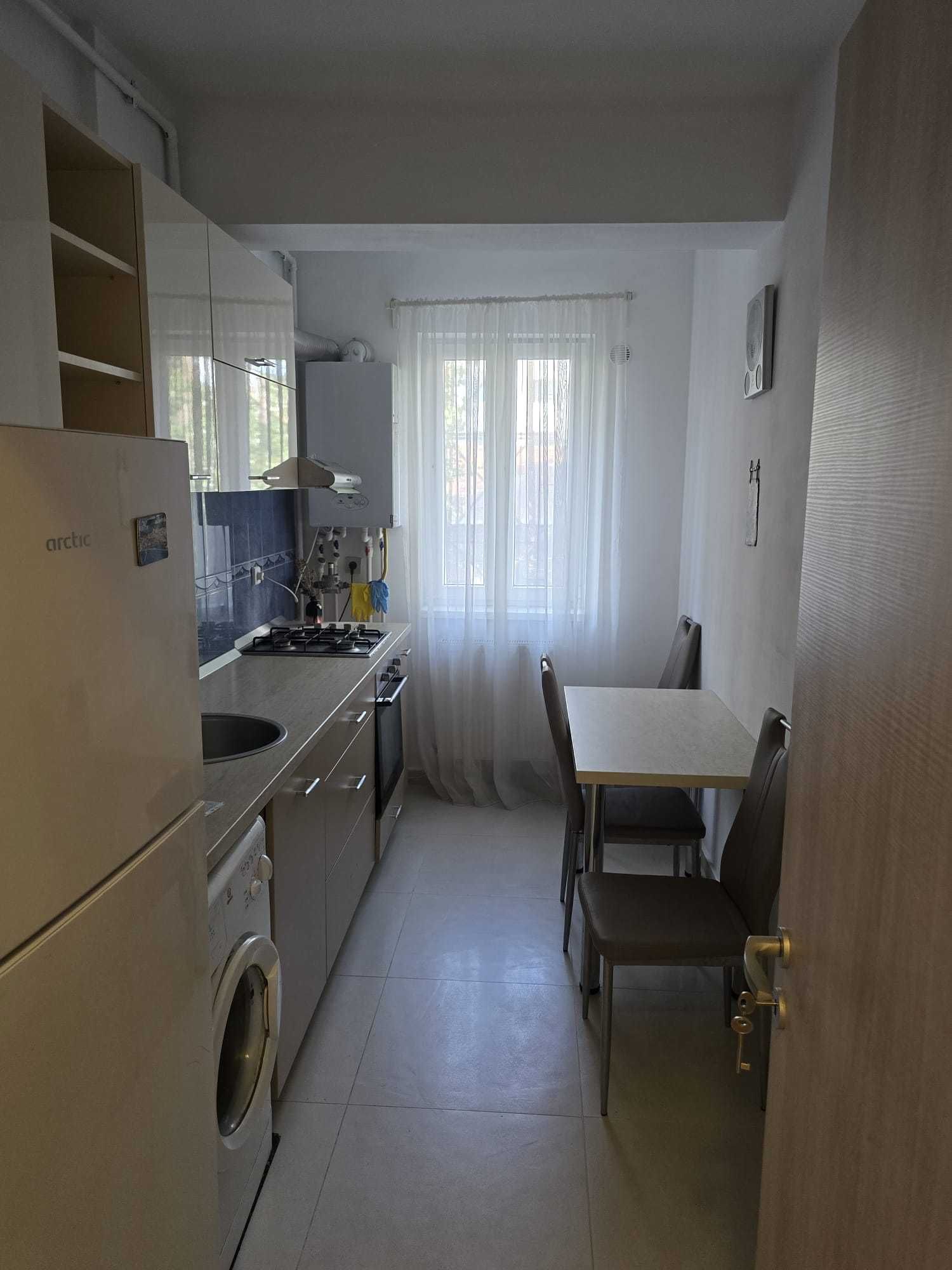 Inchiriez apartament 2 camere decomandat + parcare, 10 minute metrou