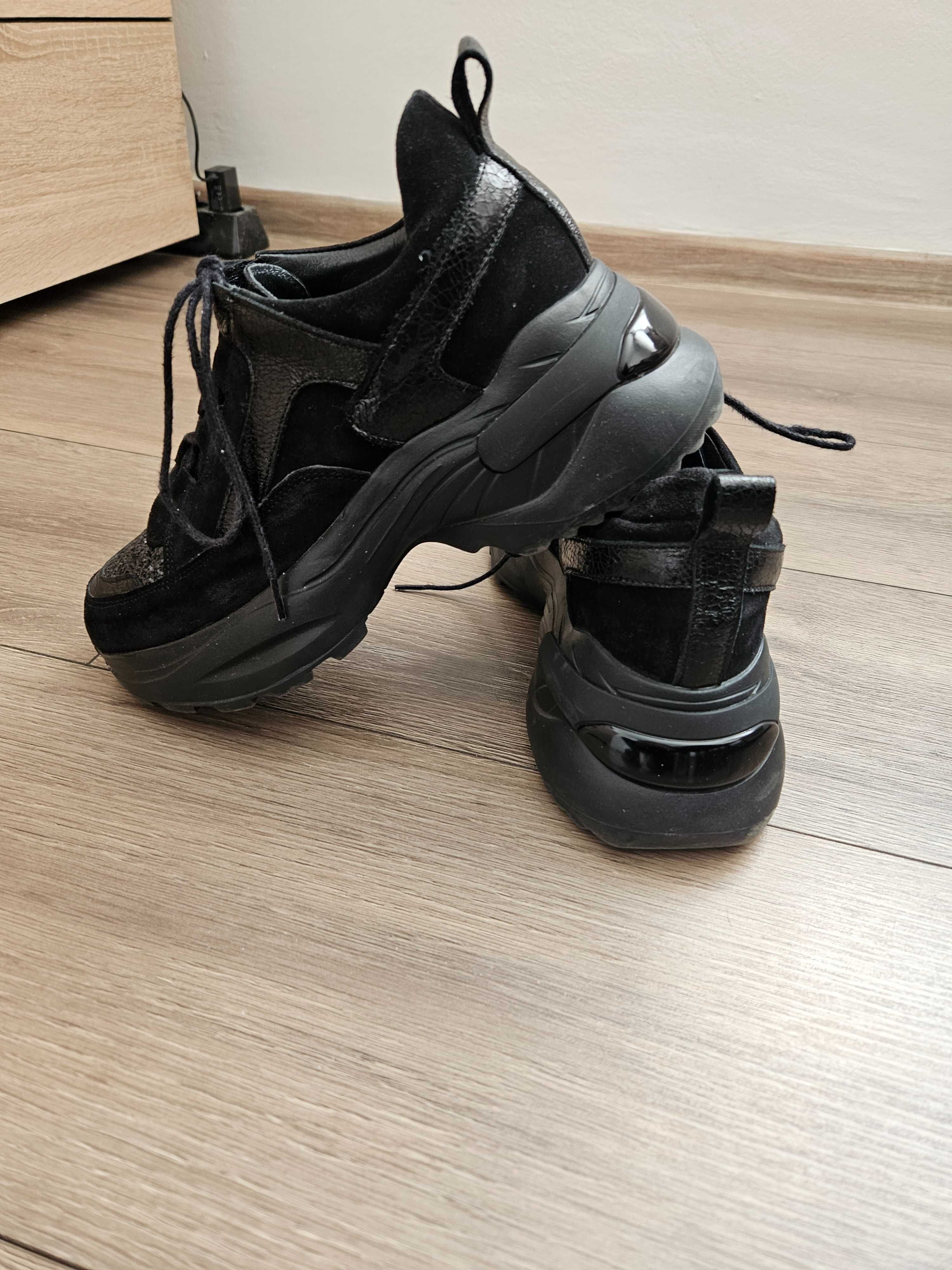 Спортни обувки със скосена платформа