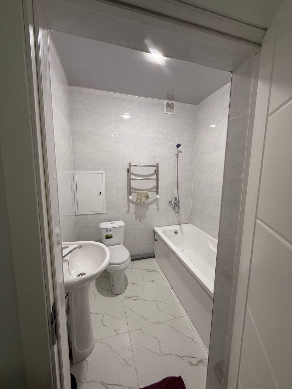 Сдается своя 2 ком  квартира. Чистая новая. 400 долл.