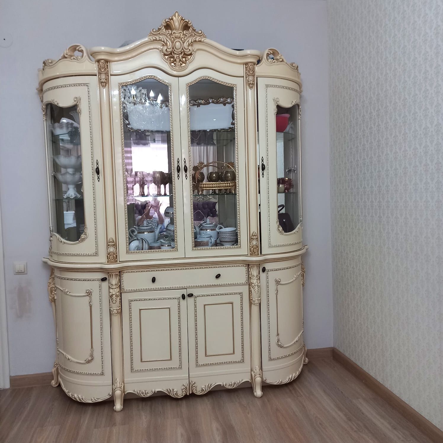 Продам сервант, почти новый в отличном состоянии