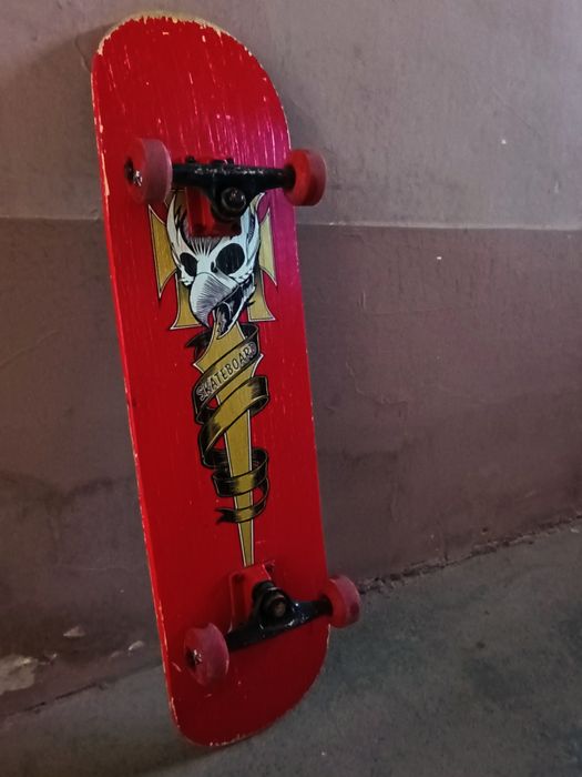 скейтборд новый, с рисунком на заднем плане