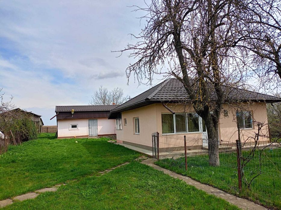 Casa cu anexe și teren