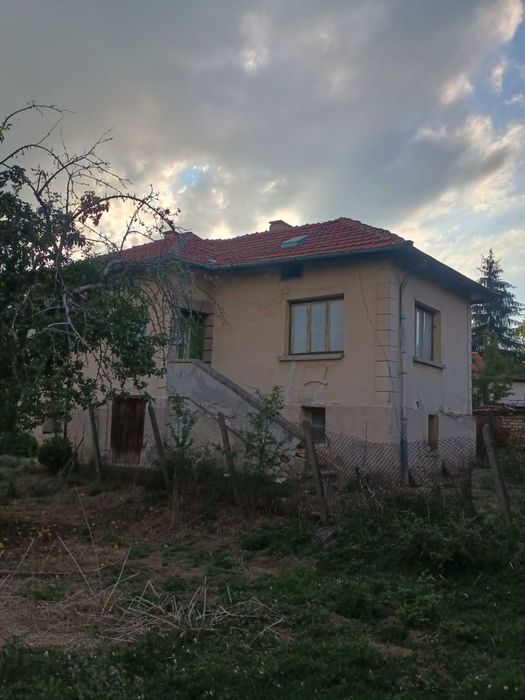 Продавам къща с двор в с. Райово, община Самоков