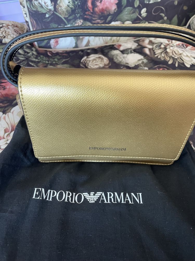 Златиста чанта Armani, много нежна и стилна, оригинална е.