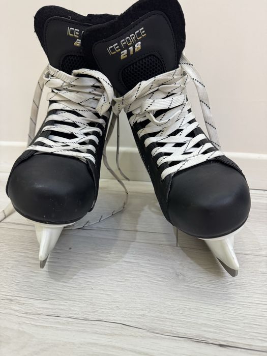 Продам новые коньки 42 размер  мужские