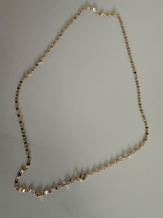 Lantisor din aur, elegant.