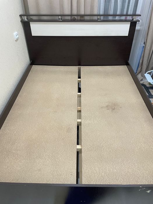 Кровать без матраса