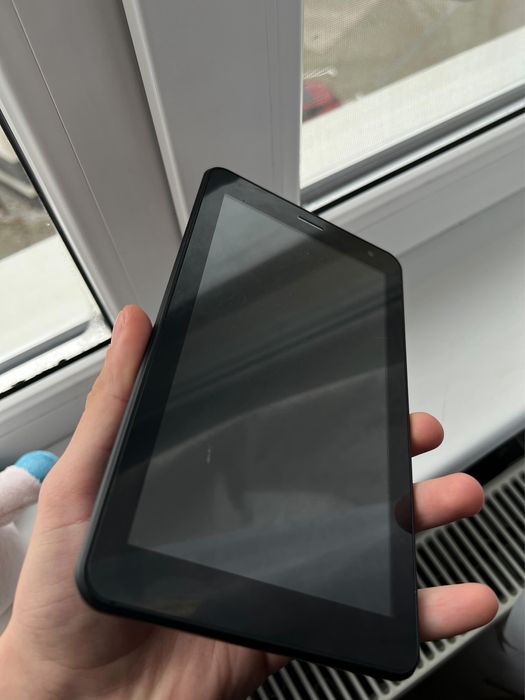 Vand tabletaa cu tot cu incarcator la ea