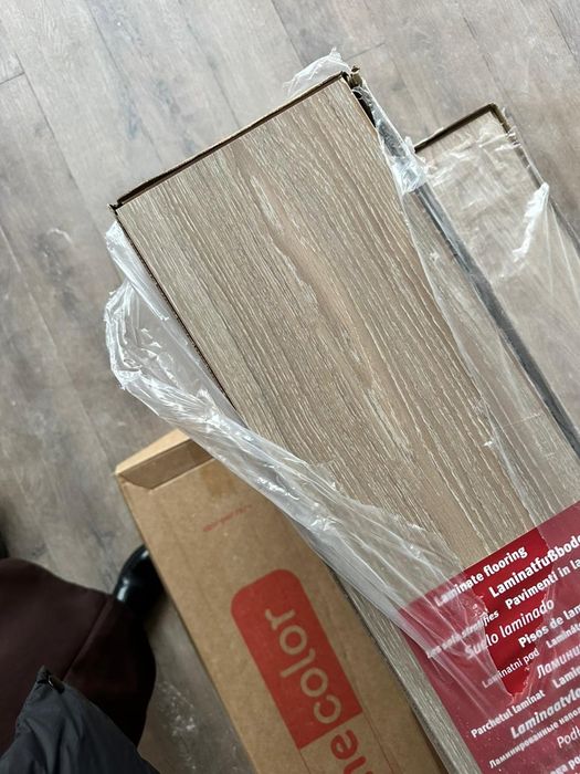Ламинат новый, объемом на 100 кв м.