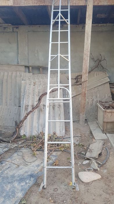 Продам лестницу лёгкую длина 4 метра