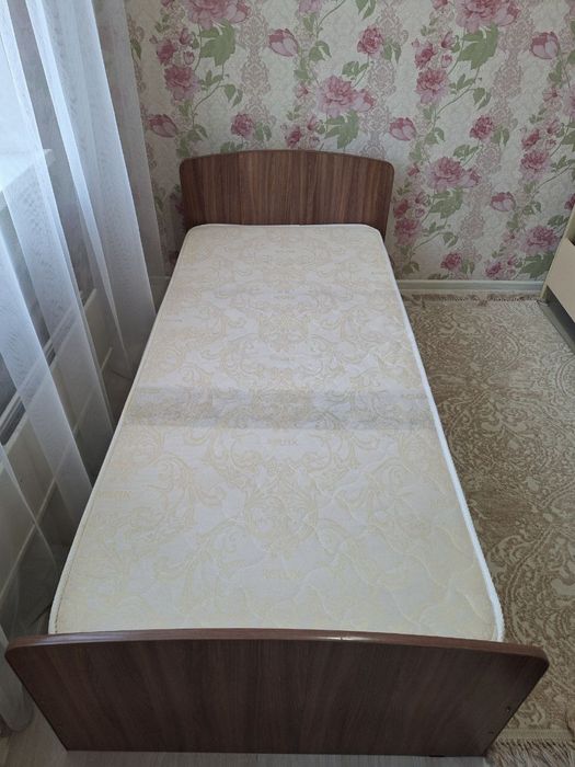 Кровать односпалка, в хорошем состаяние
