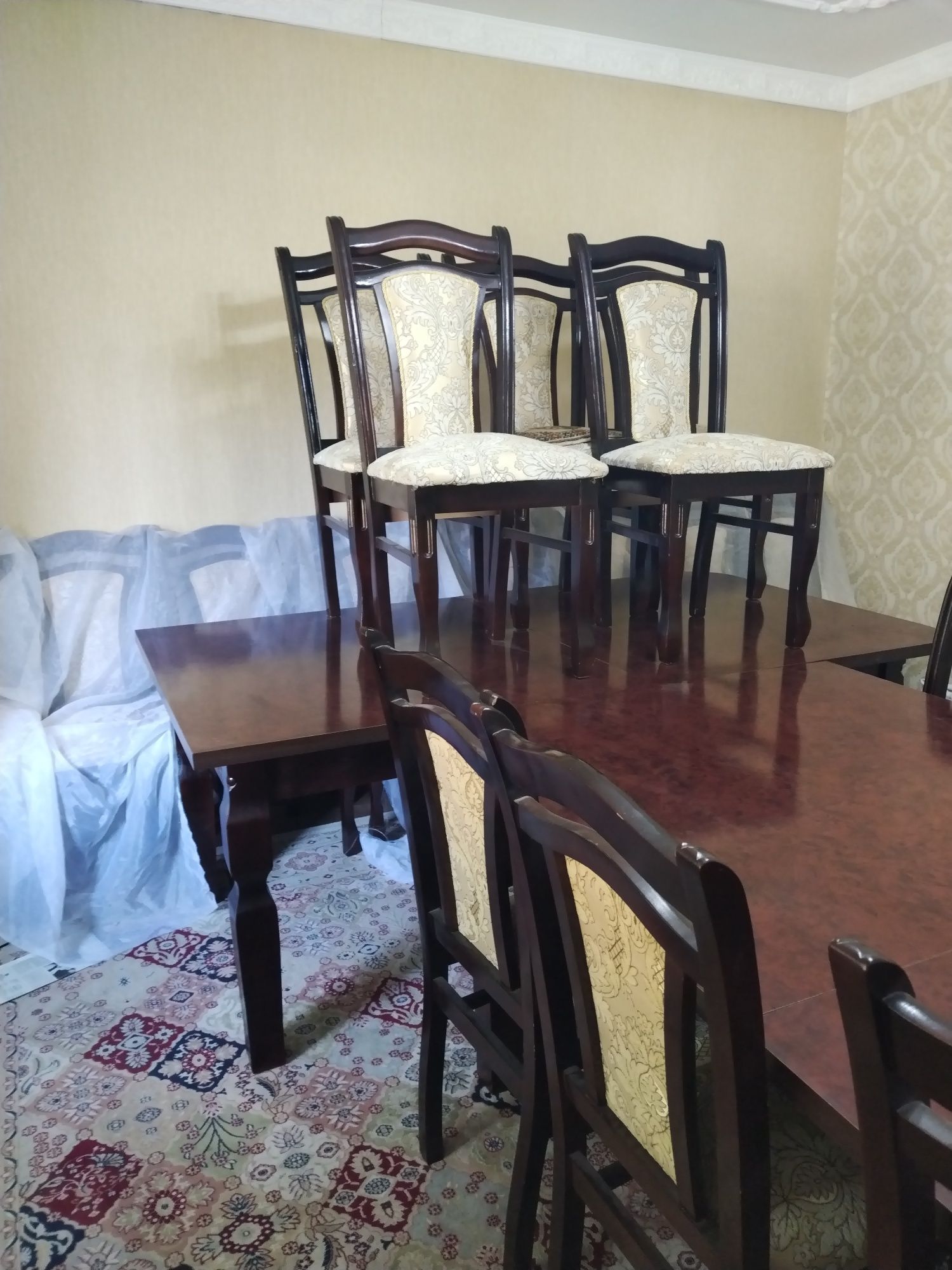 Стол и стулья для зала