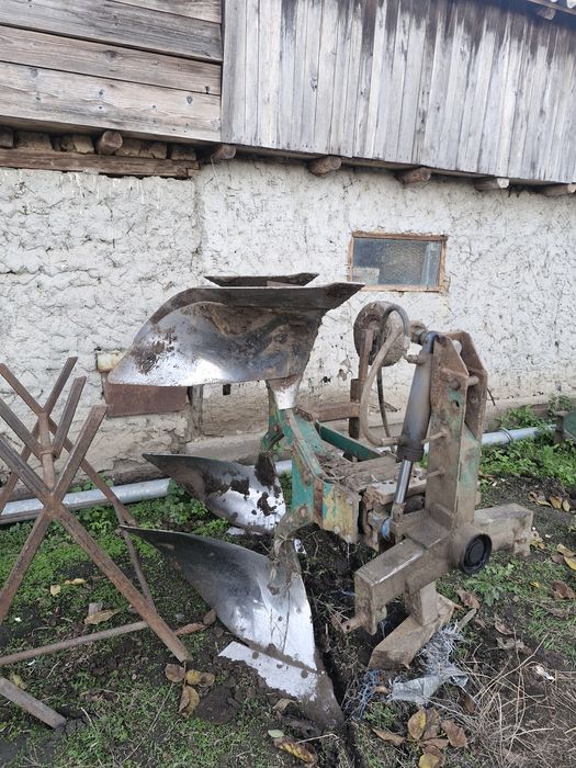 Vând plug reversibil