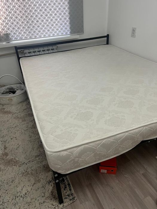 Продам двухспальную кровать с матрацом