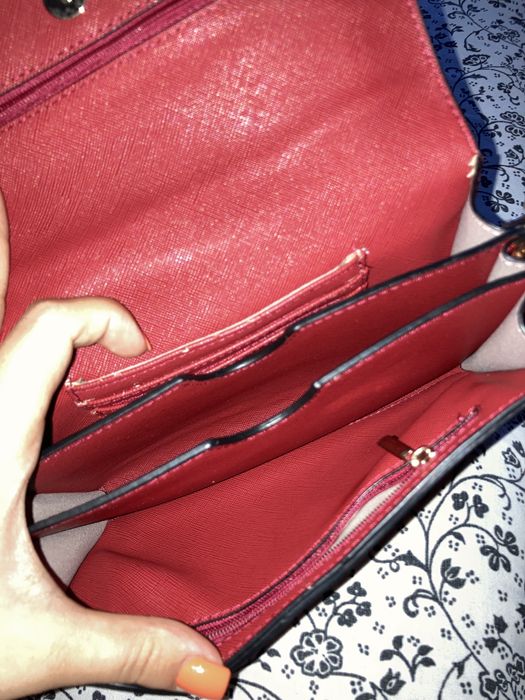 Poseta Rosie din piele, bine compartimentata ,cu bretele detasabile