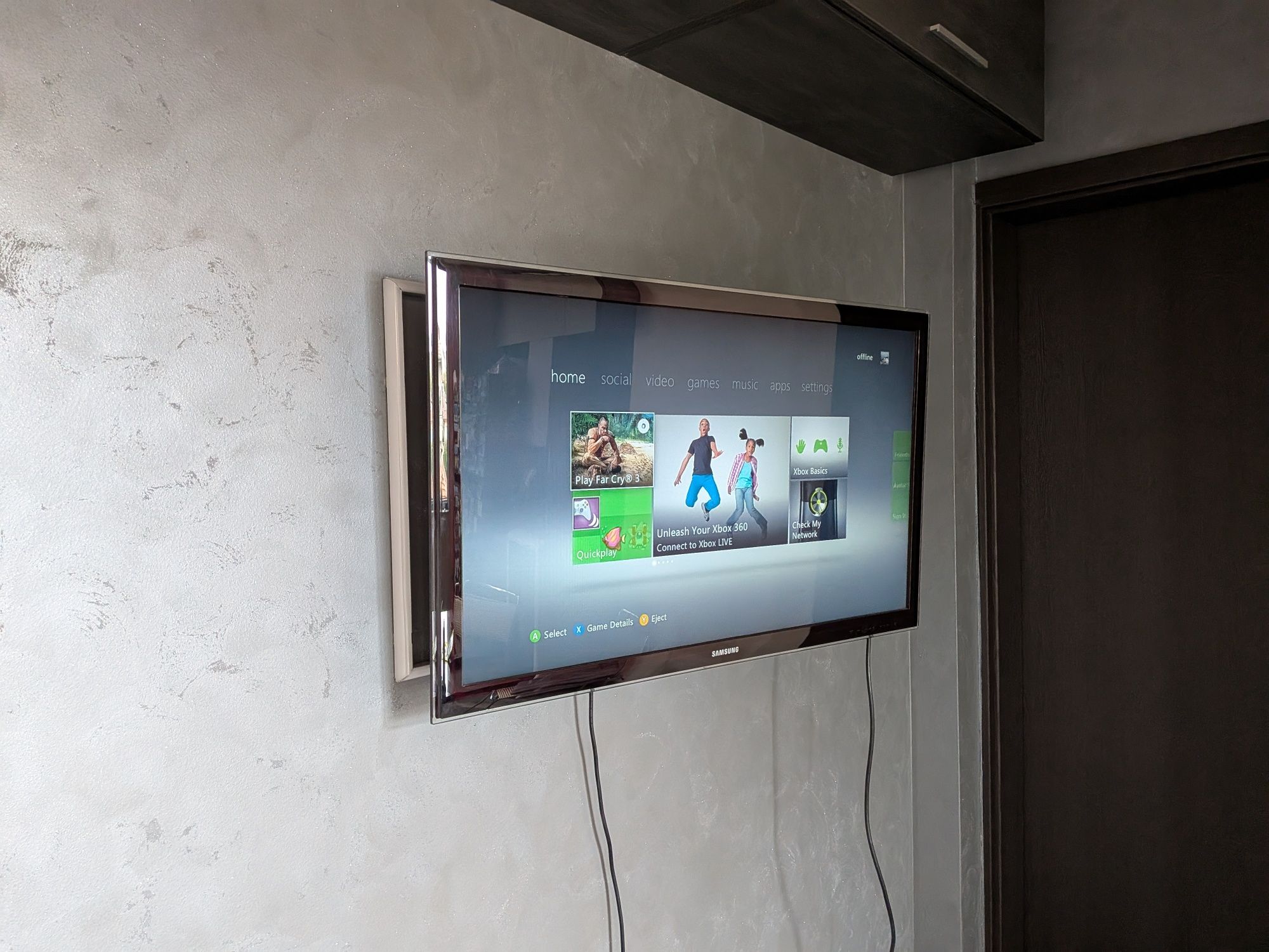 Xbox 360 с два контролера, китара и 9 игри на диск