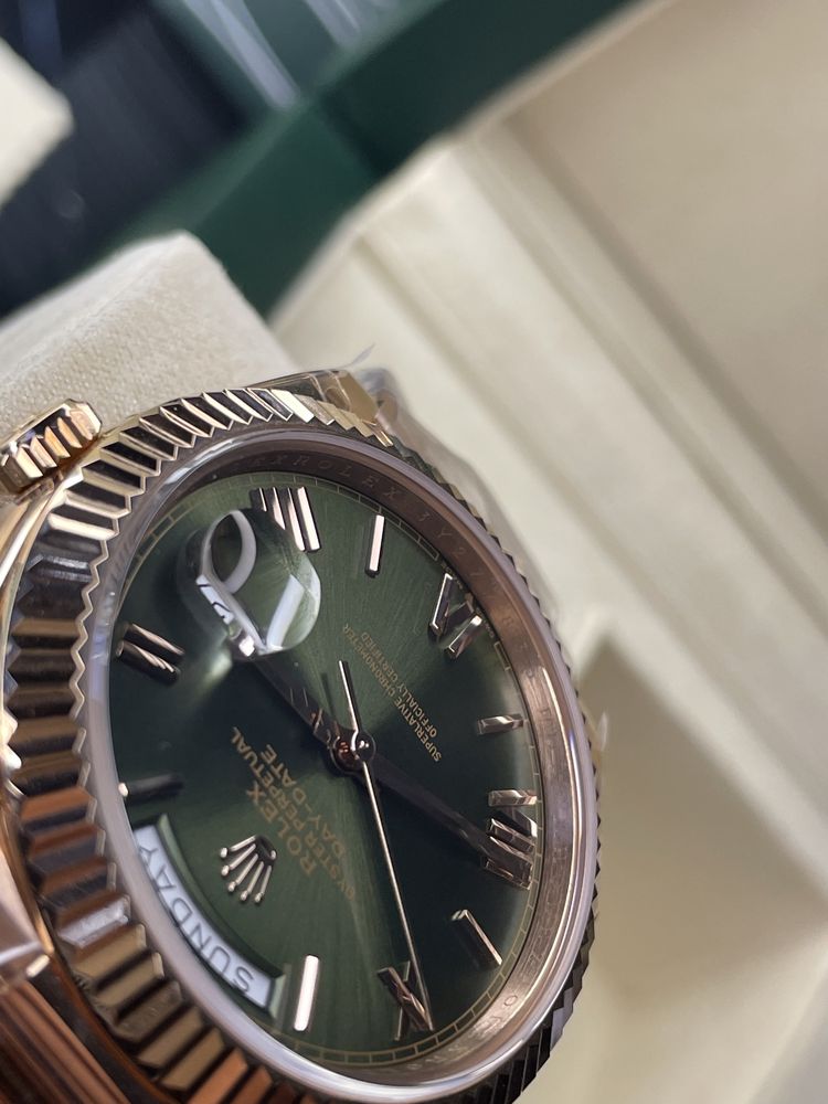 Rolex Day Data 40 MM Roseliu cu Interior verde 228235