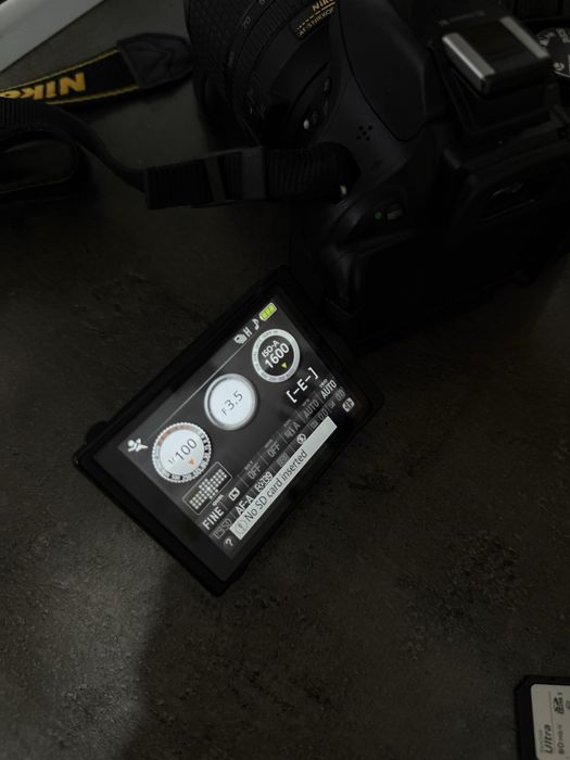 Nikon D5200 + obiectiv Nikkor 18-140mm 3.5-5.6