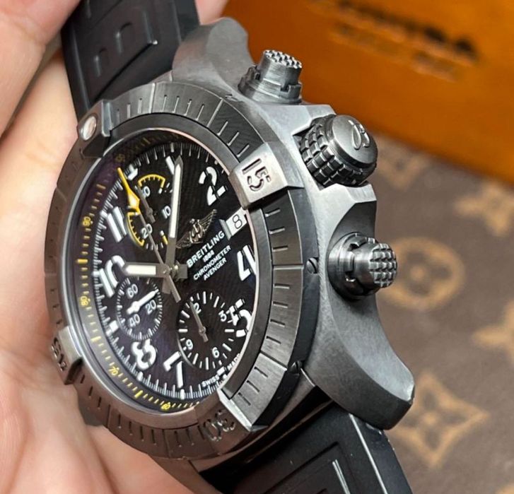 Breitling avenger chronograph night mission || пълен комплект.