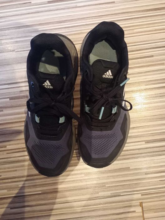 Сиви леки маратонки