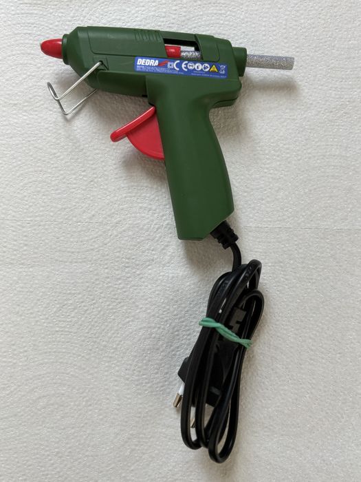 Vând pistol de lipit cu silicon oferi 6 rezerve