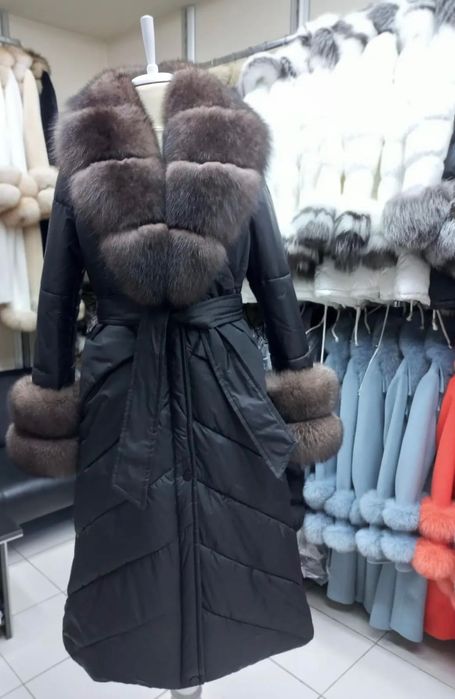 Geaca textilă cu guler și manșete din blană naturală de vulpe