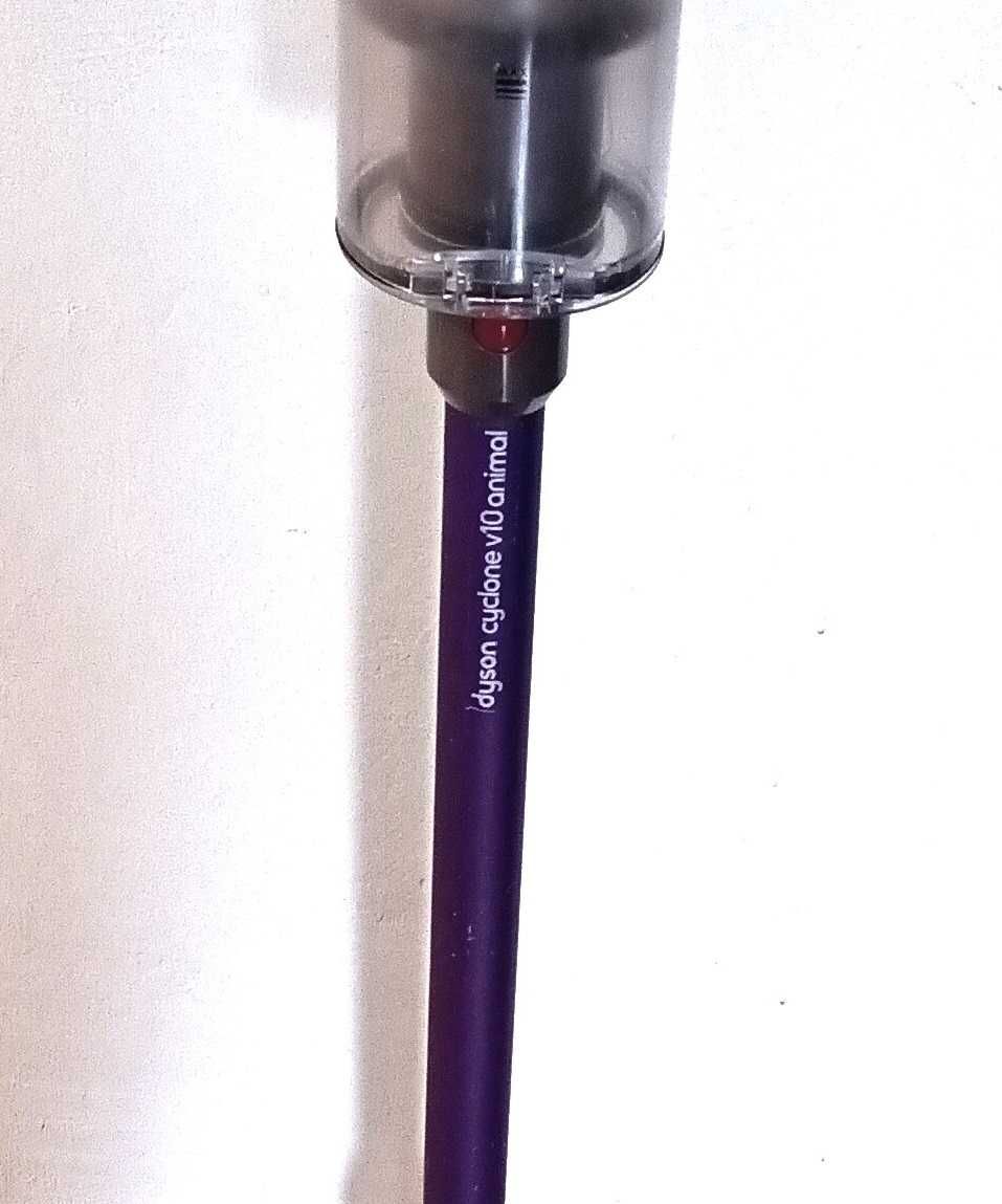 Много добра Dyson V10 безжична прахосмукачка пълен комплект