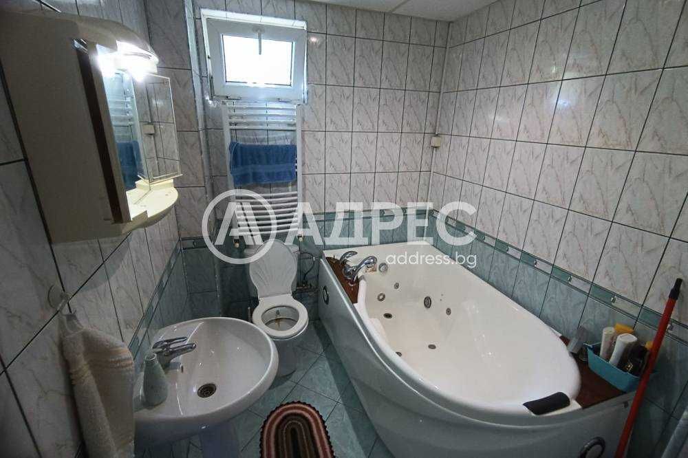 Tриетажна къща в тих и спокоен квартал