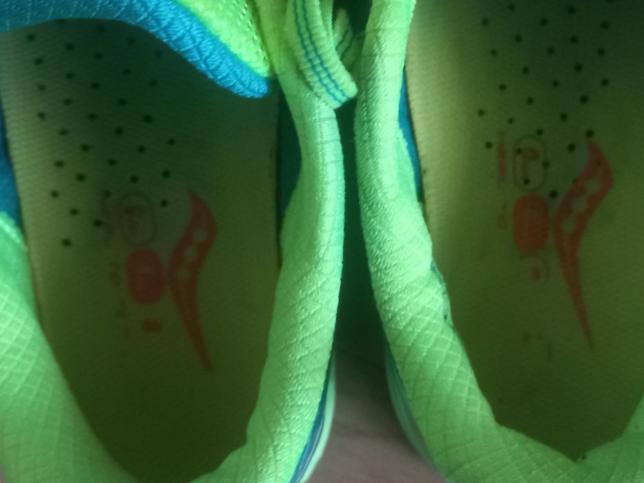 Vând pantofi sport Saucony