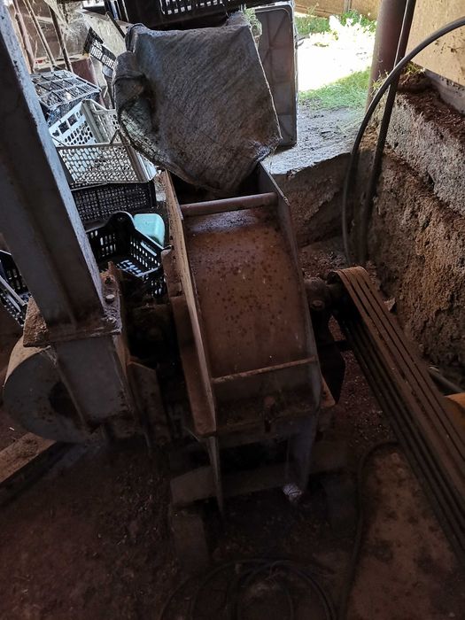 Фуражомелка с 24 броя чукове