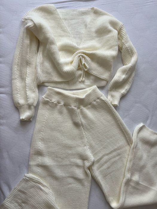 Set pulover decoltat si pantaloni