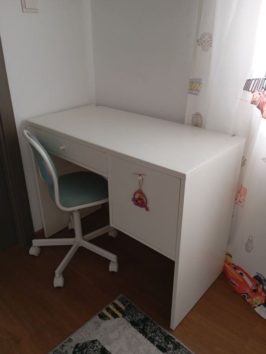 Vând birou in stare foarte buna.