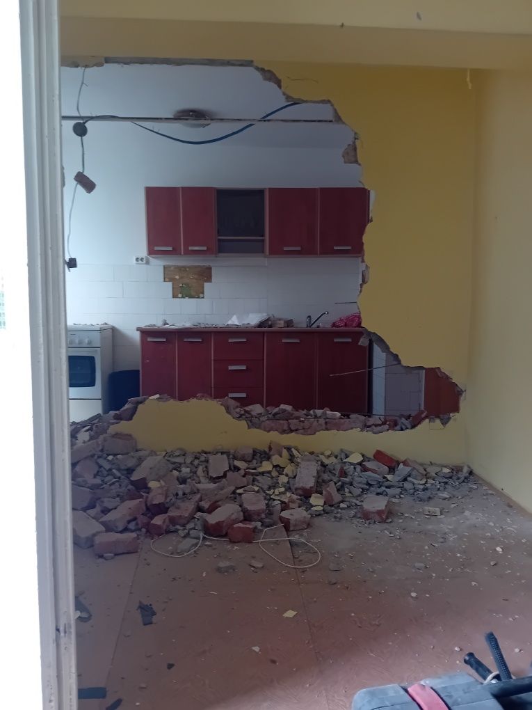 Debarasari apartamente, mobila,moluz,ras pereti Galati