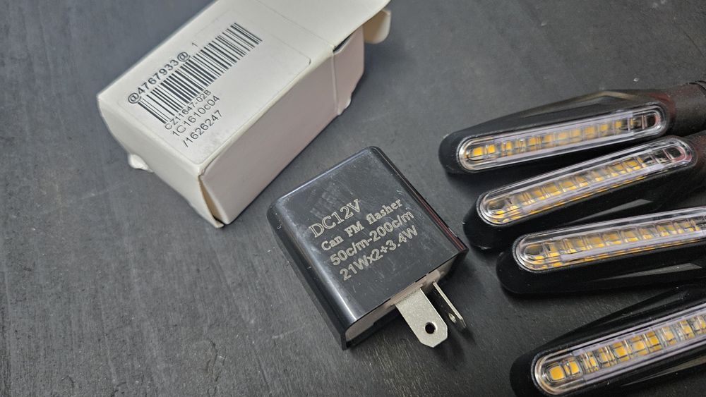 Semnalizari / semnale LED universale motocicleta + releu reglabil