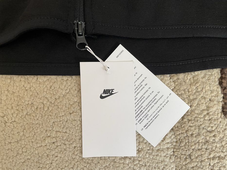 Чисто нов мъжки комплект Nike Tech Fleece (размер S)