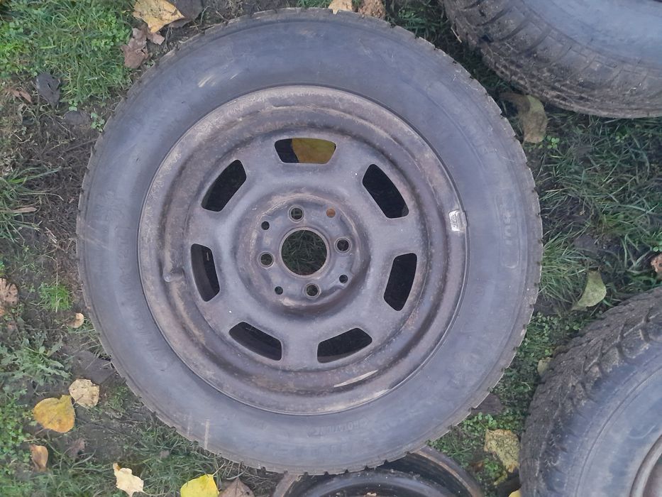 Продавам комплект зимни гуми 175/65 R14 с железни джанти