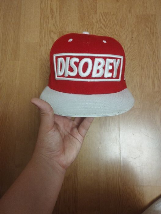 Vând șapcă DISOBEY