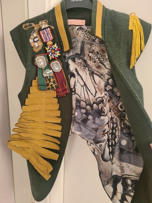 Vestă accesorizată