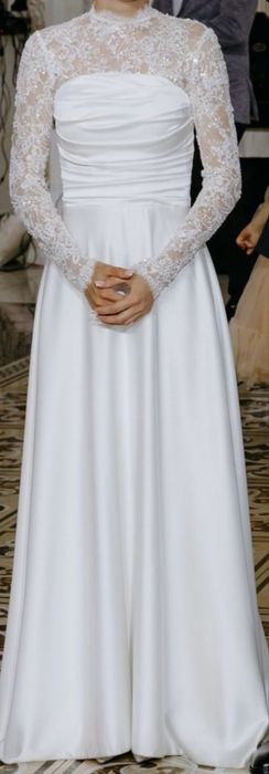 Продаю  свадебное платье! Размер xs-s ,длина 170см,со шлейфом