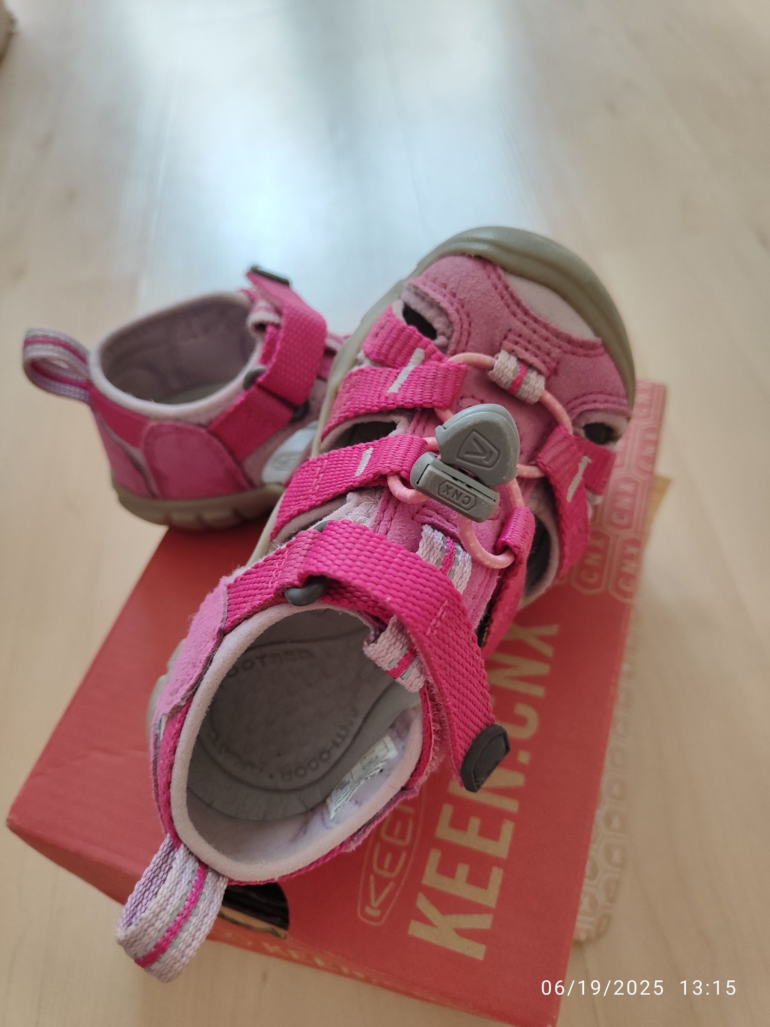 Продавам детски сандали Keen, номер 24