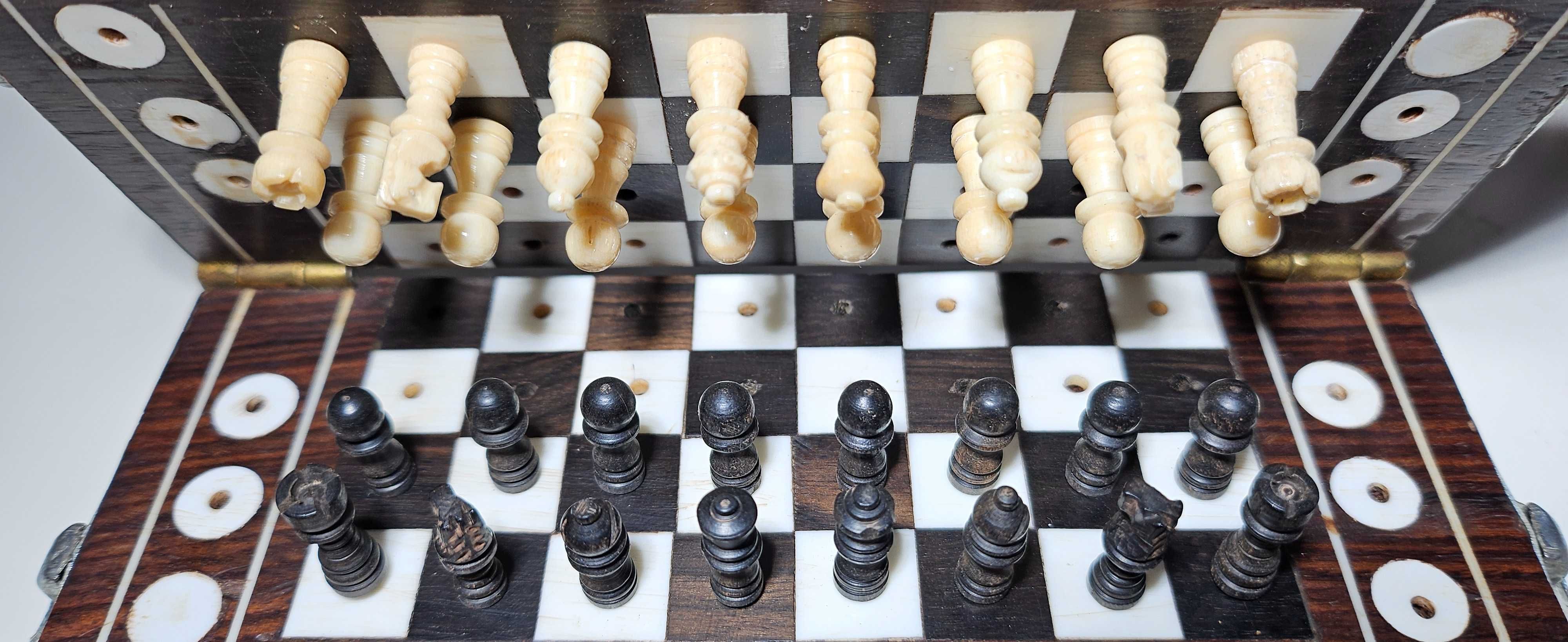 șah vechi din os și lemn